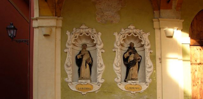 The facade of St Dominic's with the statues of St Katherine and St Dominic (late XV century) 