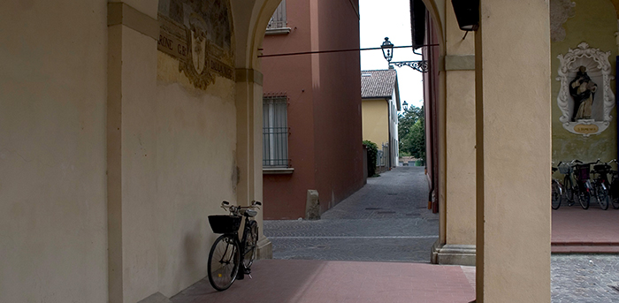 Il  Portico delle Armi con lo sfondo di Via Collo D'Oca