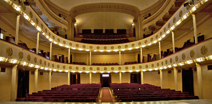 Vista su platea e loggioni