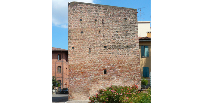 Visione del Torrione Nord-Ovest detto 'della Canapa' da via Donati